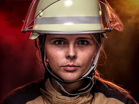 Feuerwehrfrau_02-w2000.jpg